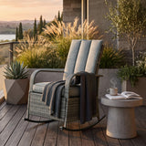 Chaise à bascule en rotin extérieur avec coussin, fauteuil inclinable PE en rotin pour patio avec repose-pieds ajustable